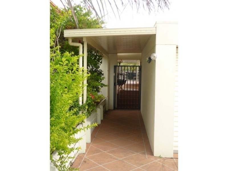 16 Warrigal Crescent, Ashmore QLD 4214