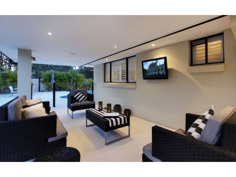 31 Lambros Dr, Benowa QLD 4217