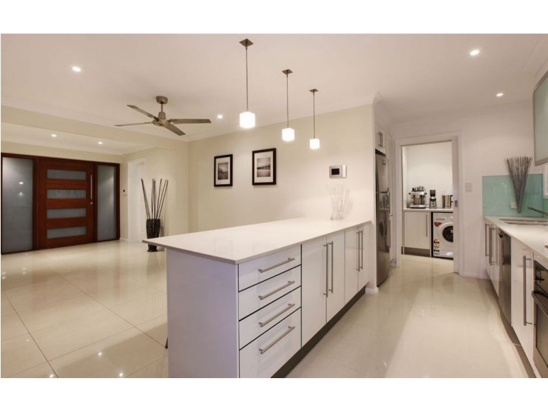 31 Lambros Dr, Benowa QLD 4217