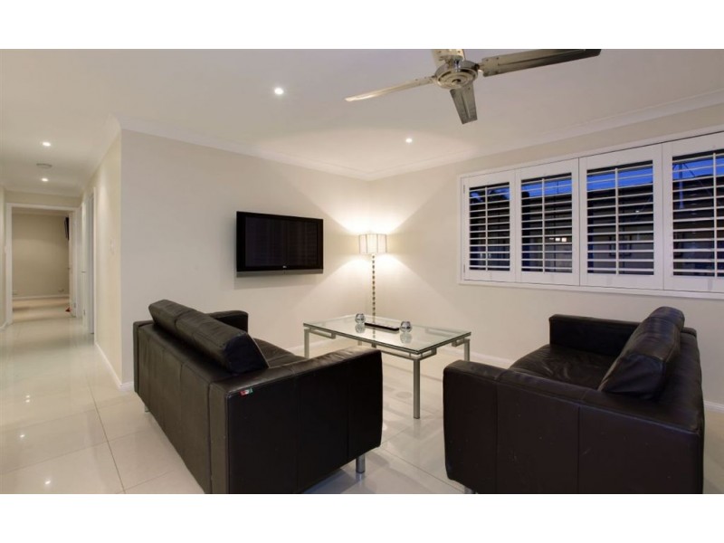 31 Lambros Dr, Benowa QLD 4217