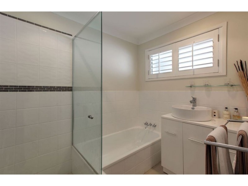 31 Lambros Dr, Benowa QLD 4217