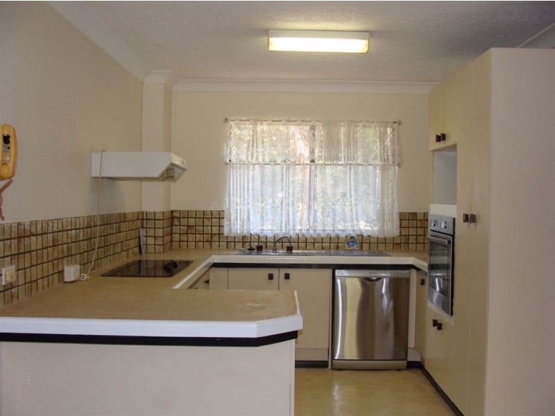 5/6 Lenneberg Street, Southport QLD 4215