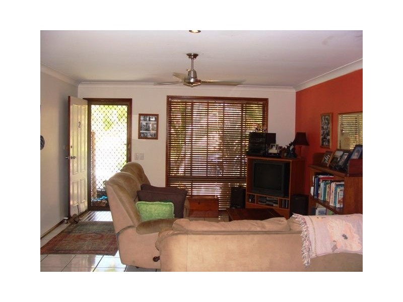 2/4 Tomkins Place, Southport QLD 4215