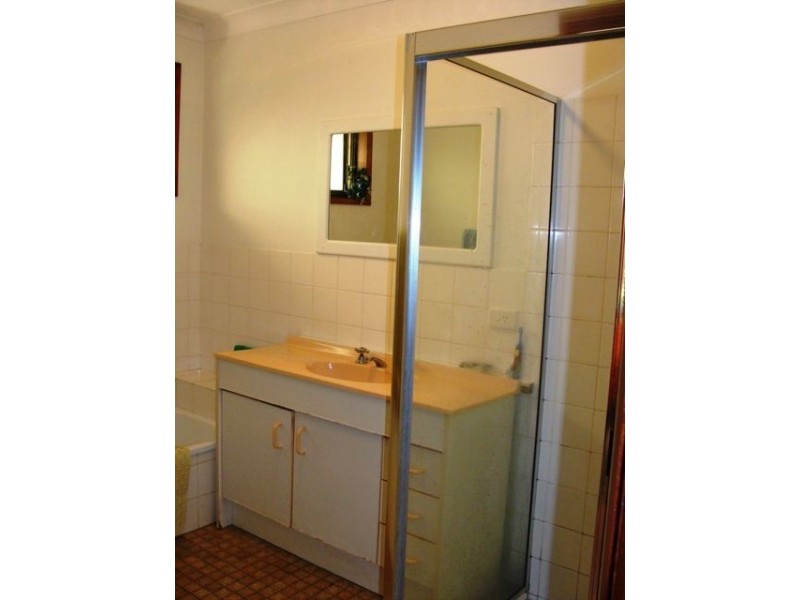 2/4 Tomkins Place, Southport QLD 4215