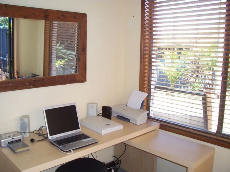 2/4 Tomkins Place, Southport QLD 4215