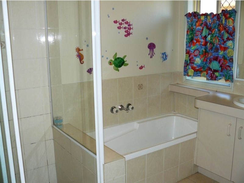 4 Hillcrest Place, Flinders View QLD 4305