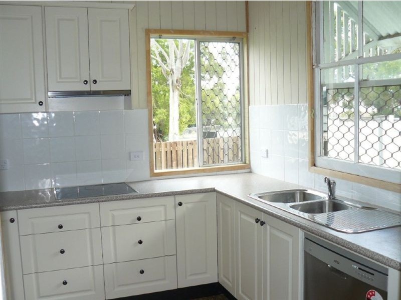 129 South Station Road, Silkstone QLD 4304