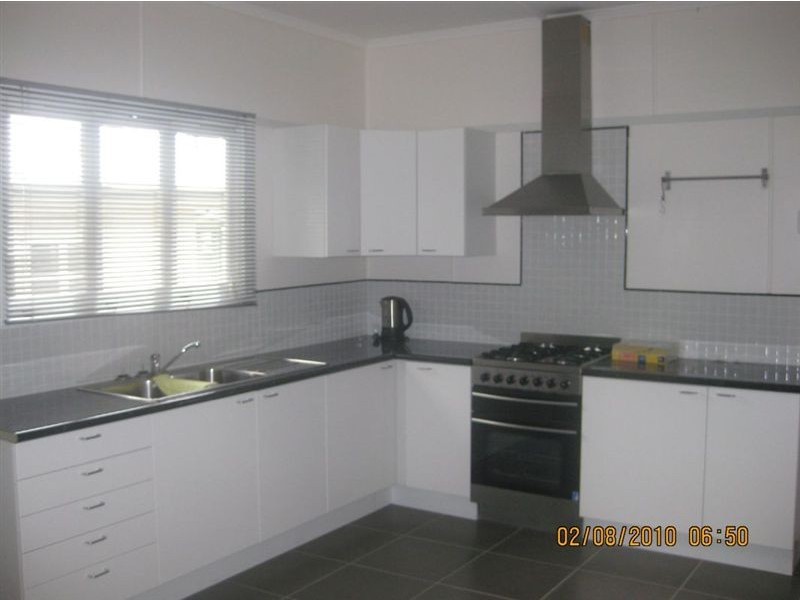 6 Cambridge, Silkstone QLD 4304