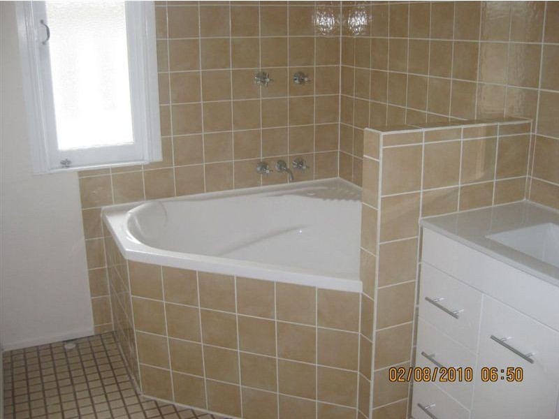 6 Cambridge, Silkstone QLD 4304