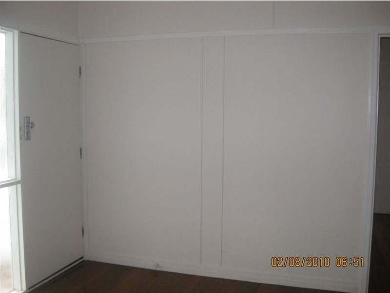 6 Cambridge, Silkstone QLD 4304