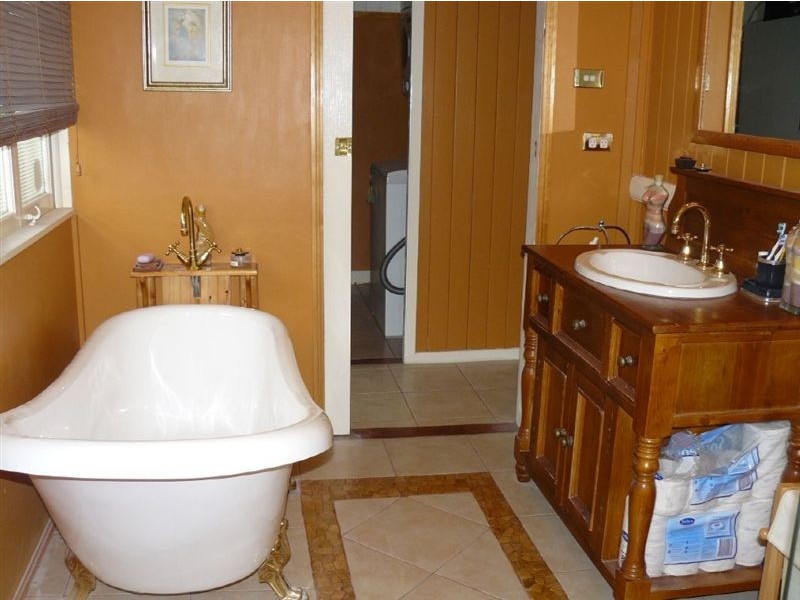 4 Cramb street, Eastern Heights QLD 4305