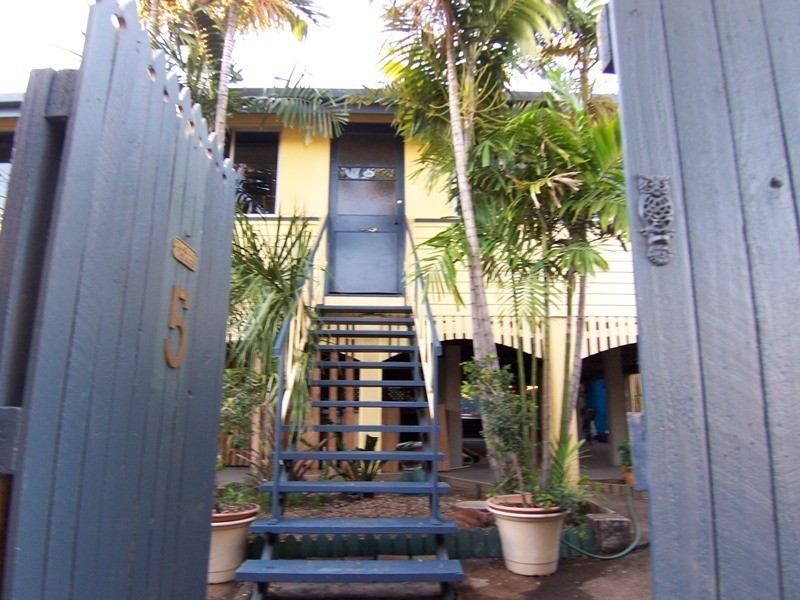 5 Lamington Road, West End QLD 4810