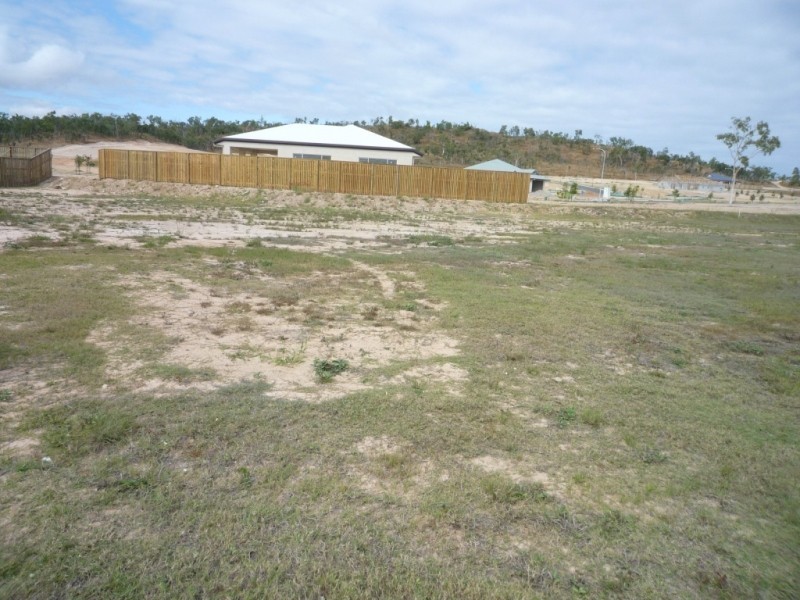 39 Hillock Crescent, Bushland Beach QLD 4818