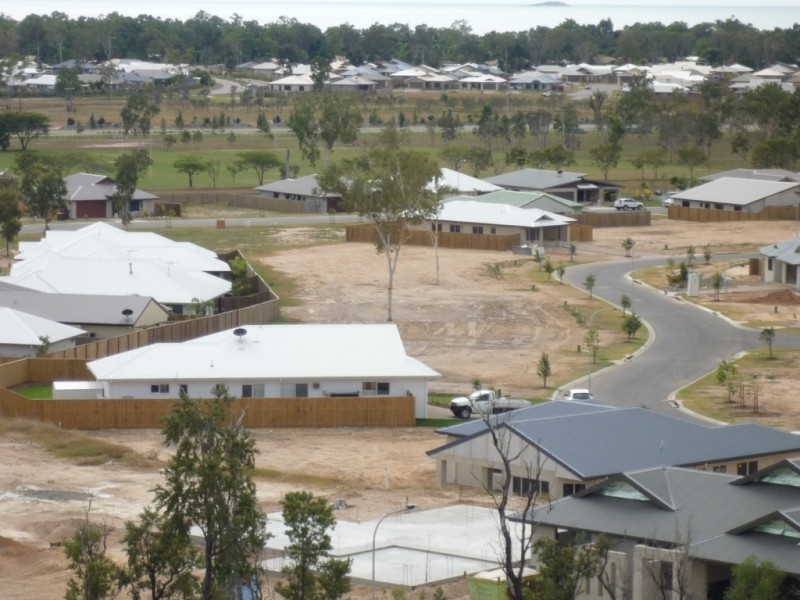 39 Hillock Crescent, Bushland Beach QLD 4818