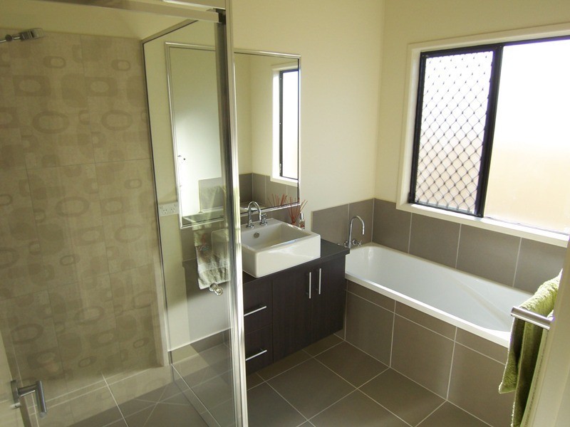 Bushland Beach QLD 4818