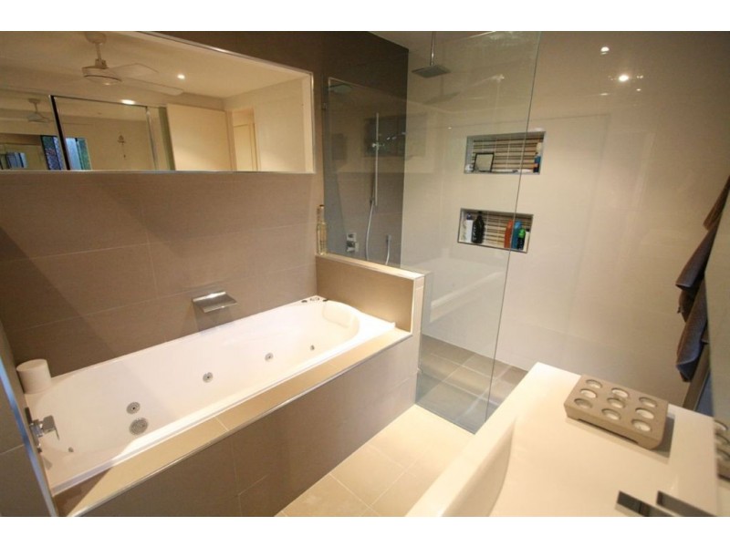 2 Henley Ct, Robina QLD 4226