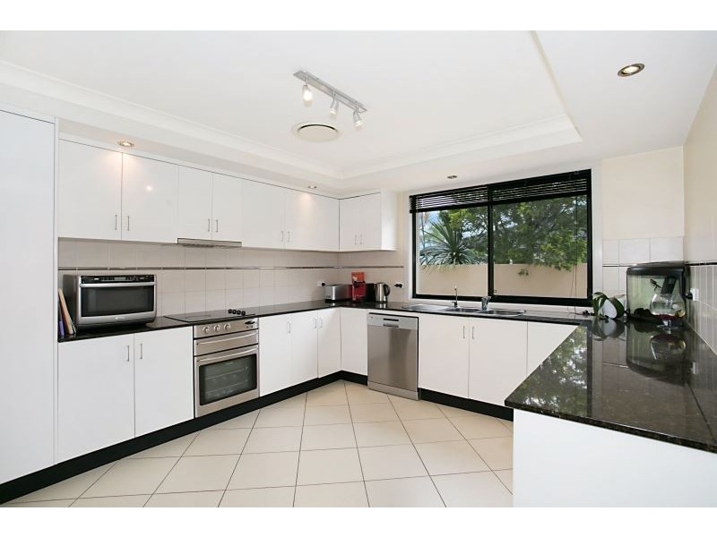 34 Arcadia Dr, Mermaid Waters QLD 4218