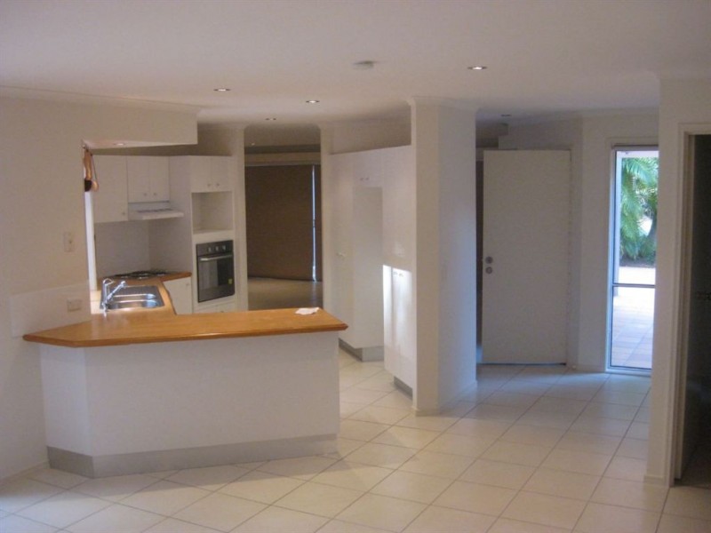 27 Manly Dr, Robina QLD 4226