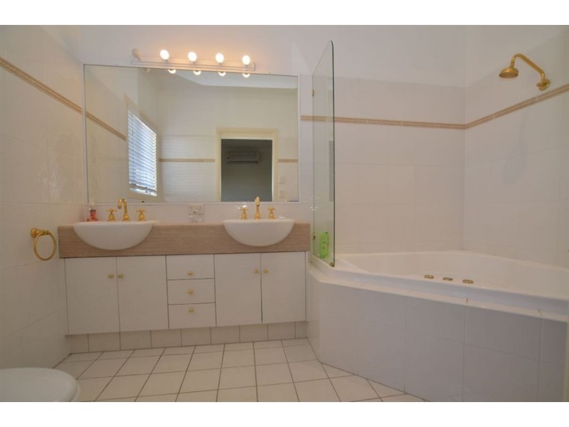 16 Carina Peak Dr, Varsity Lakes QLD 4227