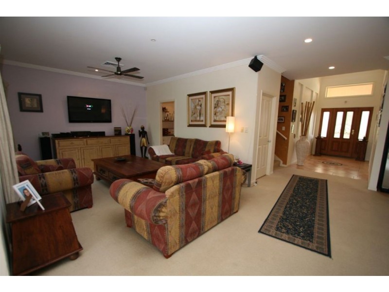 5 Glasshouse Dr, Varsity Lakes QLD 4227