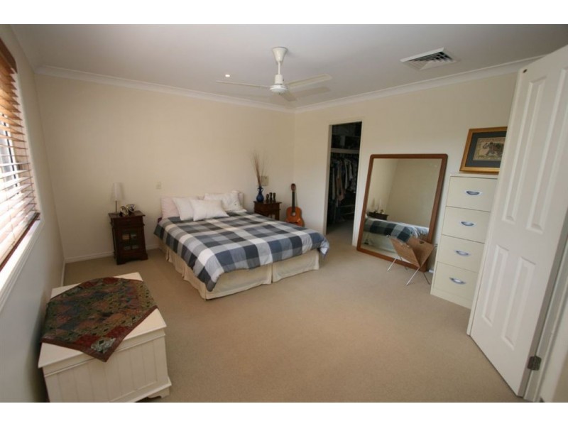 5 Glasshouse Dr, Varsity Lakes QLD 4227