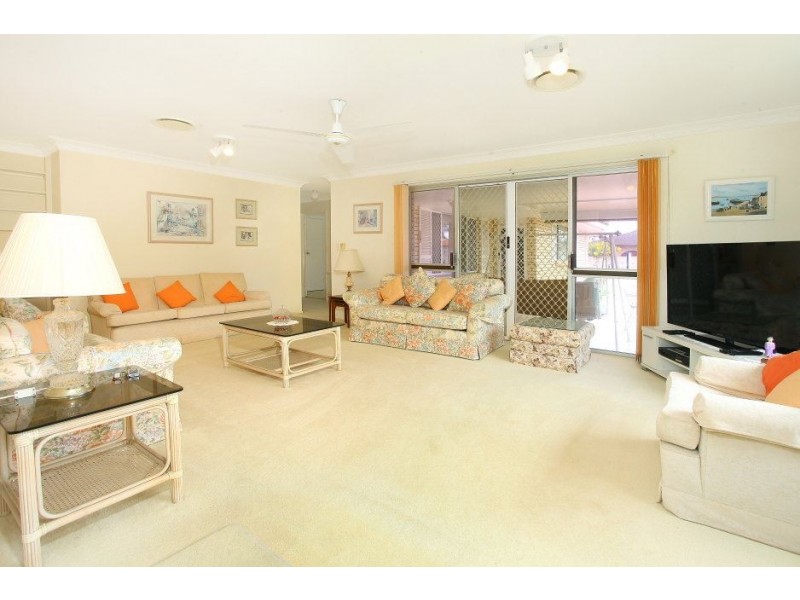 33 Arcadia Dr, Mermaid Waters QLD 4218