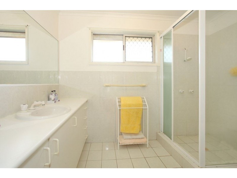 33 Arcadia Dr, Mermaid Waters QLD 4218