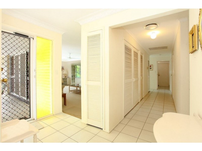 33 Arcadia Dr, Mermaid Waters QLD 4218