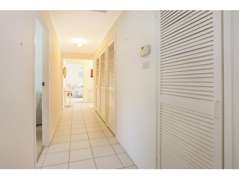 33 Arcadia Dr, Mermaid Waters QLD 4218