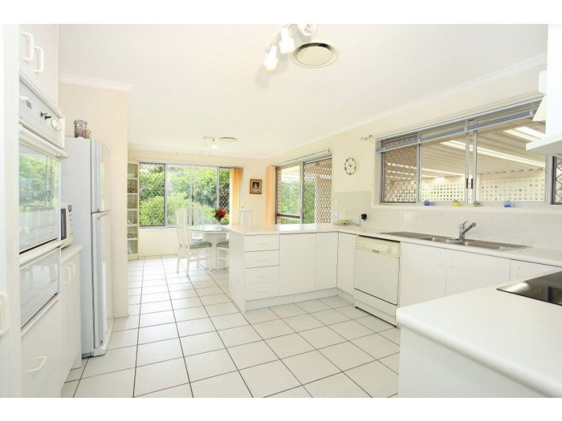 33 Arcadia Dr, Mermaid Waters QLD 4218