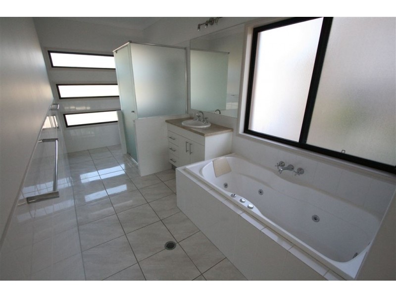 8 Aquarius St, Reedy Creek QLD 4227