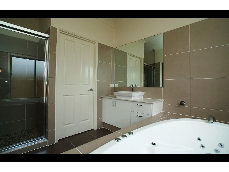 4 Peregrine Street, Reedy Creek QLD 4227