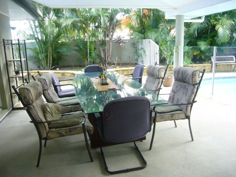 18 Bon Aire Ct, Clear Island Waters QLD 4226