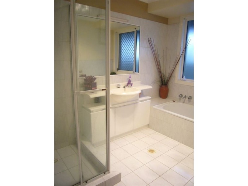 18 Bon Aire Ct, Clear Island Waters QLD 4226