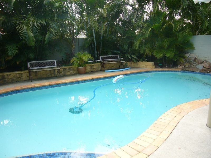 18 Bon Aire Ct, Clear Island Waters QLD 4226