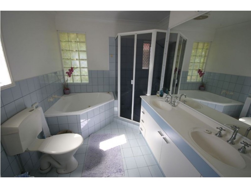 9 Silvabank Dr, Varsity Lakes QLD 4227