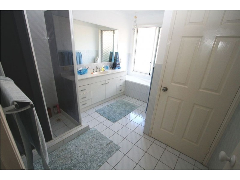 9 Silvabank Dr, Varsity Lakes QLD 4227