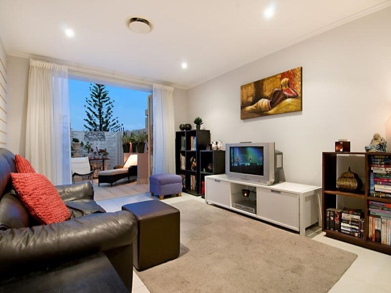 18 Moores Cr, Varsity Lakes QLD 4227