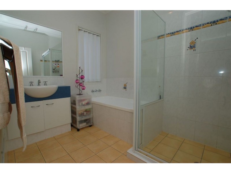 38 Mapleton Cct, Varsity Lakes QLD 4227