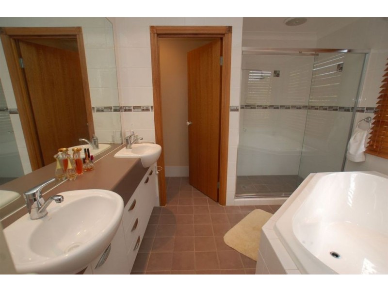 2/5 The Links, Varsity Lakes QLD 4227