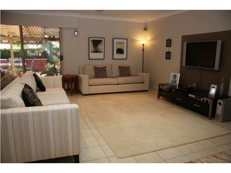 40 Cayman Drive, Clear Island Waters QLD 4226