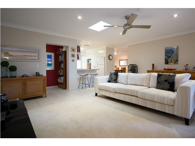 40 Cayman Drive, Clear Island Waters QLD 4226