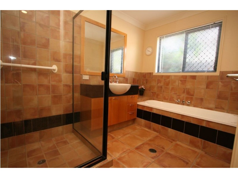 40 Pine Valley Drive, Varsity Lakes QLD 4227