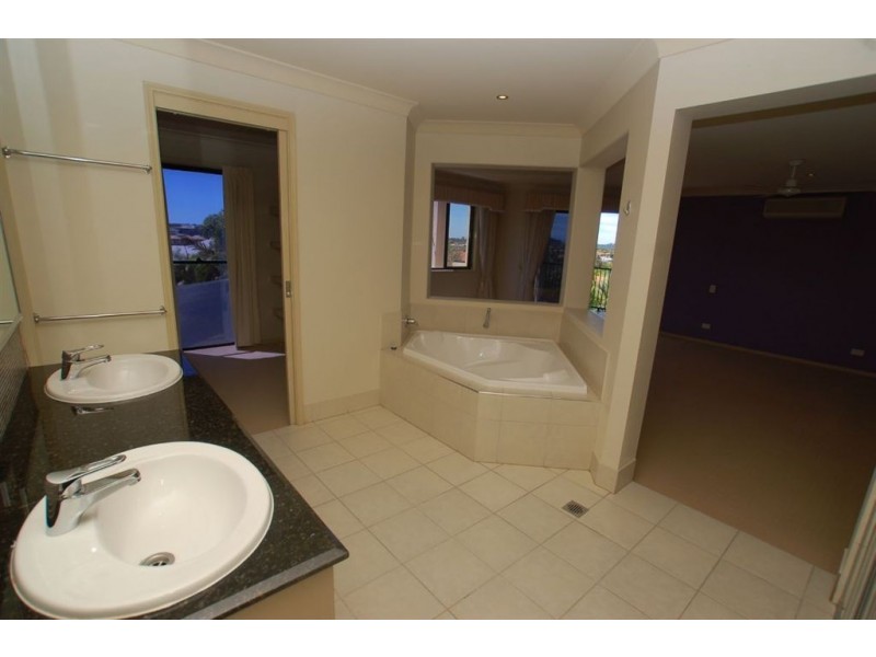 28 Mapleton Circuit, Varsity Lakes QLD 4227