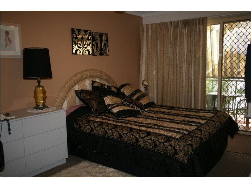 9 Santa Cruz Bvd, Clear Island Waters QLD 4226