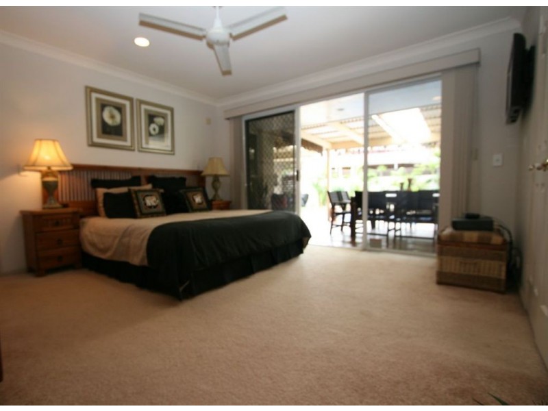 35 Santa Cruz Blvd, Clear Island Waters QLD 4226