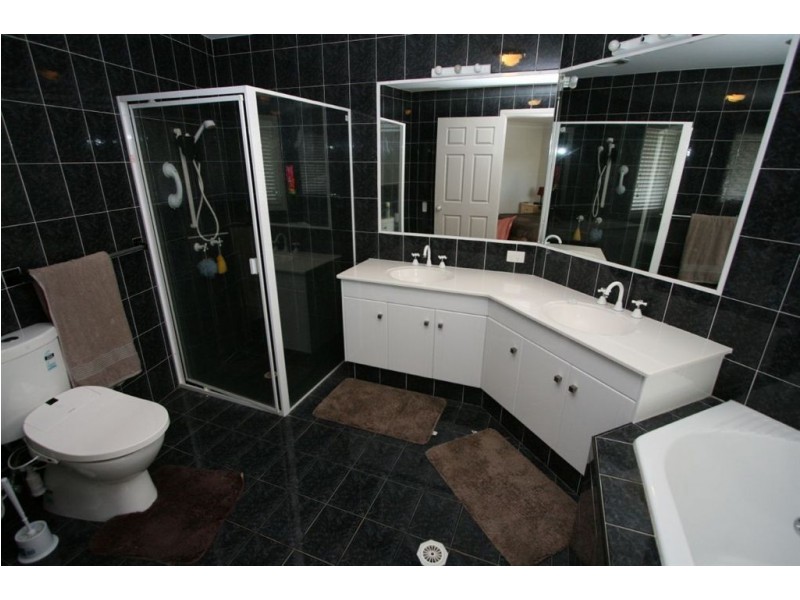 10 Martinique Way, Clear Island Waters QLD 4226