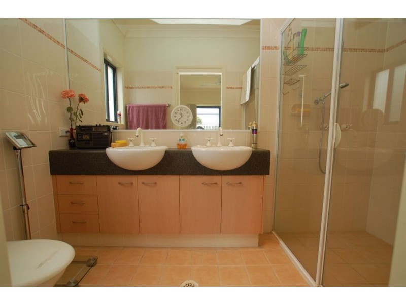 33 Majorca Cr, Varsity Lakes QLD 4227