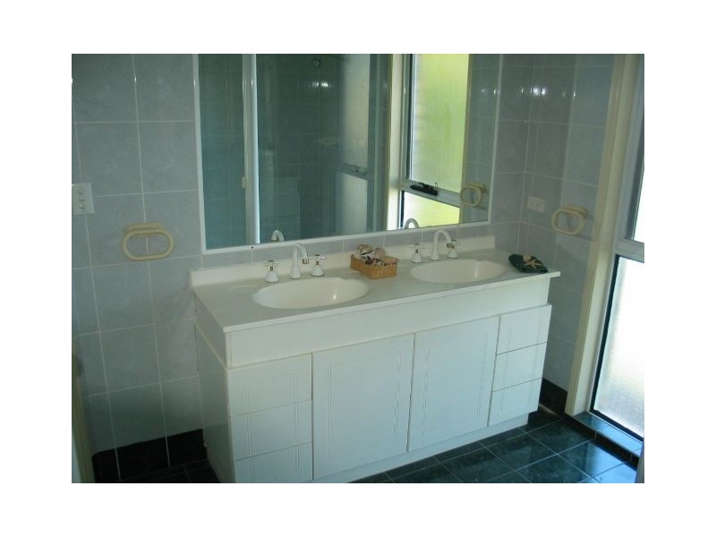 142/3 Township Dr, West Burleigh QLD 4219