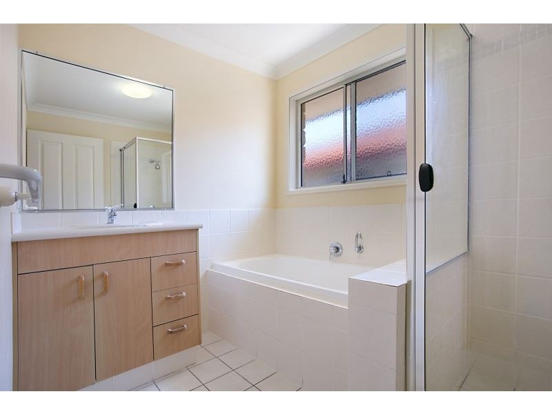 6 Tracey Cres, Varsity Lakes QLD 4227